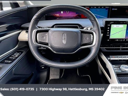 Used 2024 Lincoln Nautilus Premier image 5