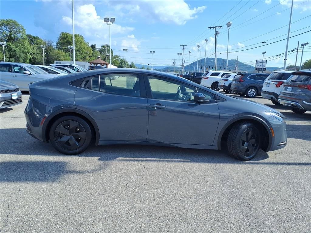 Used 2024 Toyota Prius LE FWD image 3