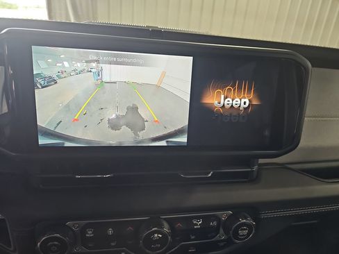 Used 2025 Jeep Wrangler Unlimited Sahara AWD/4WD image 23