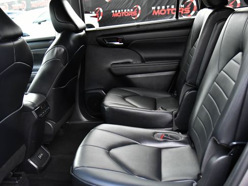 Used 2023 Toyota Highlander XLE image 39