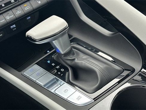 Used 2025 Hyundai Elantra Limited image 25