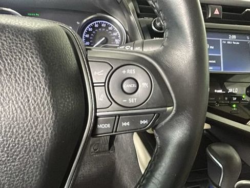 Used 2018 Toyota Camry XLE FWD image 16
