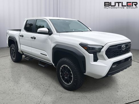 Used 2024 Toyota Tacoma TRD Off-Road AWD/4WD image 8