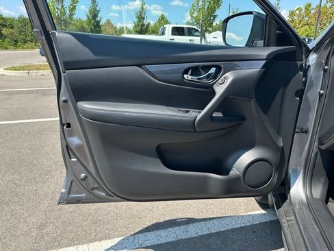 Used 2019 Nissan Rogue SV FWD image 13