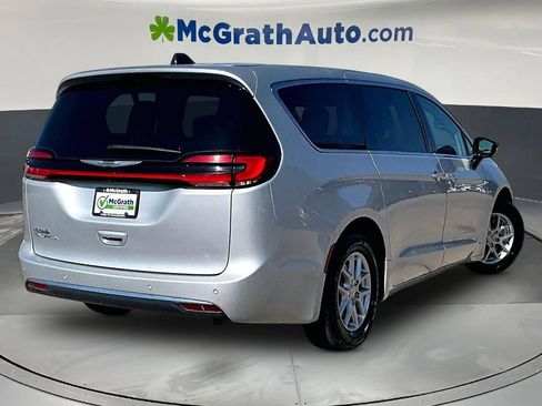 Used 2024 Chrysler Pacifica Touring-L FWD image 7