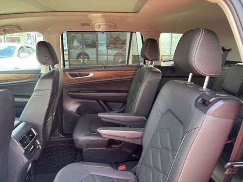 Certified 2025 Volkswagen Atlas SE w/ Panoramic Sunroof Package image 14