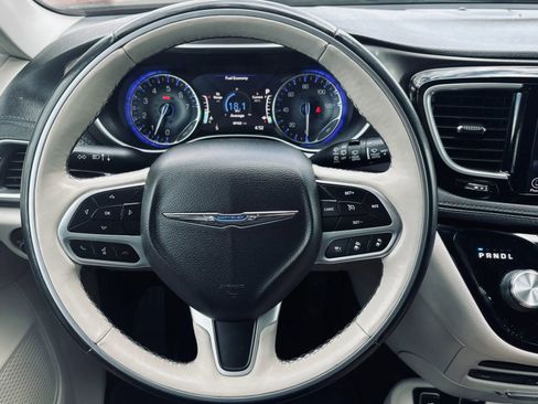 Used 2018 Chrysler Pacifica Limited w/ Tire & Wheel Group FWD image 30