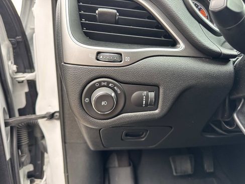 Used 2019 Jeep Cherokee Latitude w/ Popular Appearance Group FWD image 20
