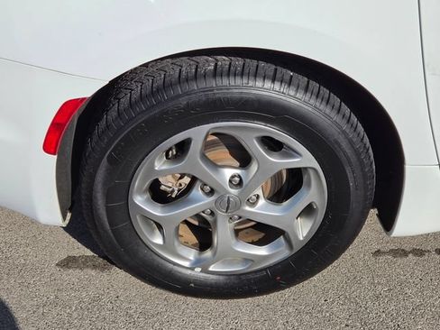 Used 2023 Chrysler Pacifica Limited FWD image 35
