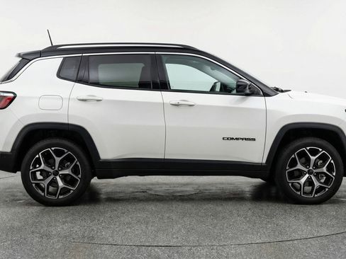 Used 2025 Jeep Compass Limited image 11