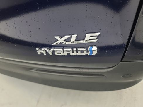 Used 2024 Toyota Sienna XLE image 11