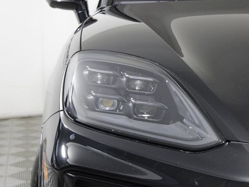 Used 2024 Porsche Cayenne S image 11