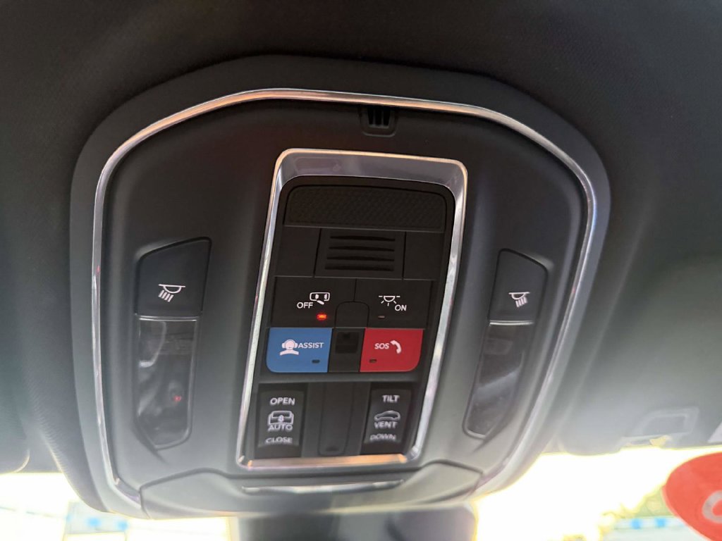 Used 2025 Jeep Grand Cherokee Laredo X AWD/4WD image 37