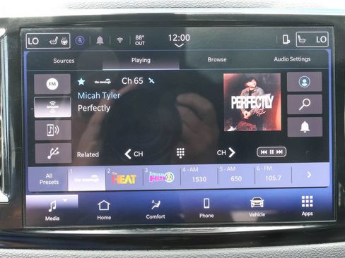 Used 2025 Chrysler Pacifica Select FWD image 24