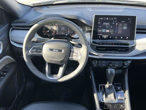 Used 2023 Jeep Compass Latitude image 30