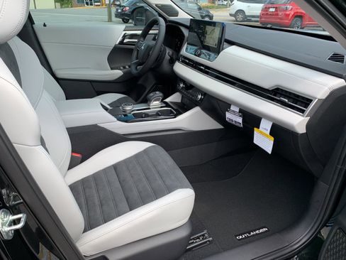 New 2025 Mitsubishi Outlander SE image 24