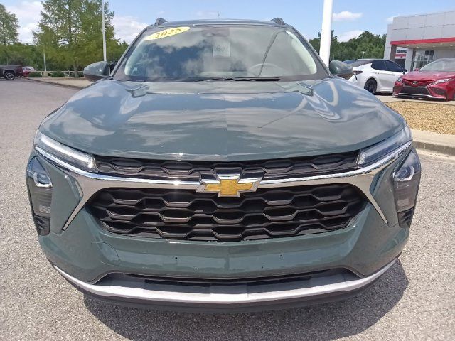Used 2025 Chevrolet Trax LT FWD image 8