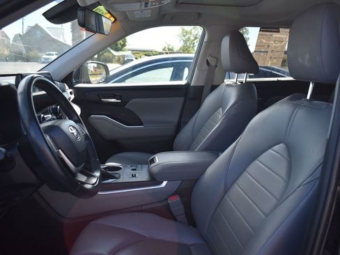 Used 2023 Toyota Highlander L image 13