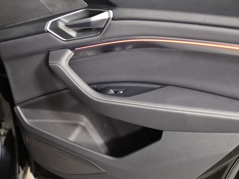 Used 2022 Audi e-tron Premium w/ Convenience Plus Package image 22