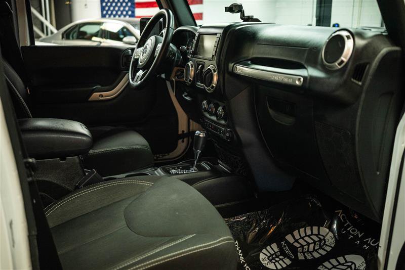 Used 2017 Jeep Wrangler Unlimited Rubicon w/ Connectivity Group AWD/4WD image 12