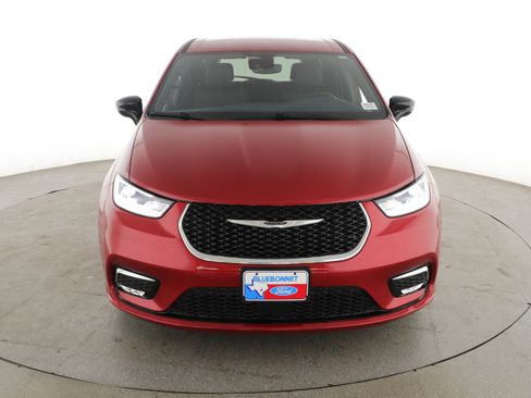 Used 2025 Chrysler Pacifica Select image 2