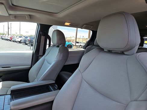 Used 2025 Toyota Sienna XLE FWD image 11