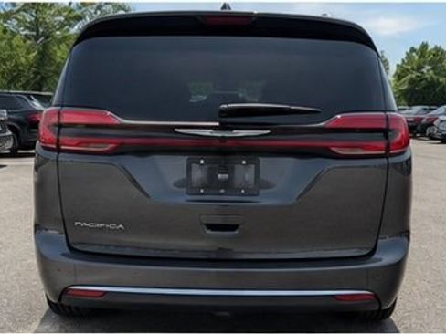 Used 2024 Chrysler Pacifica Touring-L FWD image 4