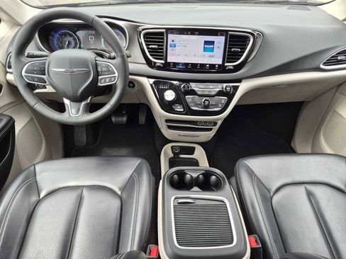 Used 2023 Chrysler Pacifica Touring-L FWD image 17