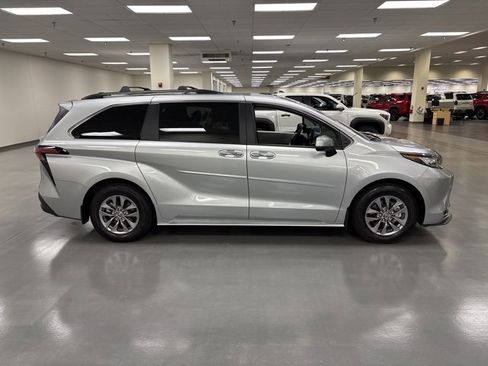 Certified 2022 Toyota Sienna XLE image 8