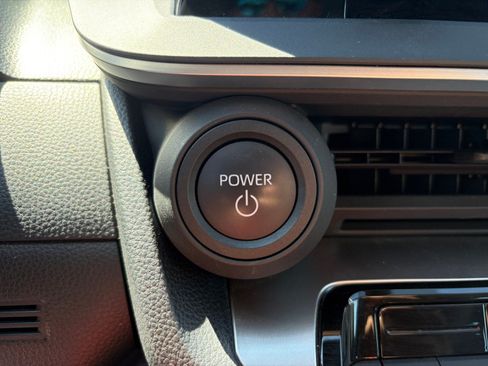 Used 2025 Toyota Prius LE FWD image 20