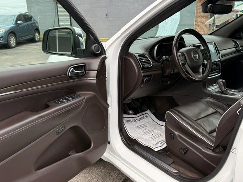 Used 2019 Jeep Grand Cherokee Overland AWD/4WD image 7