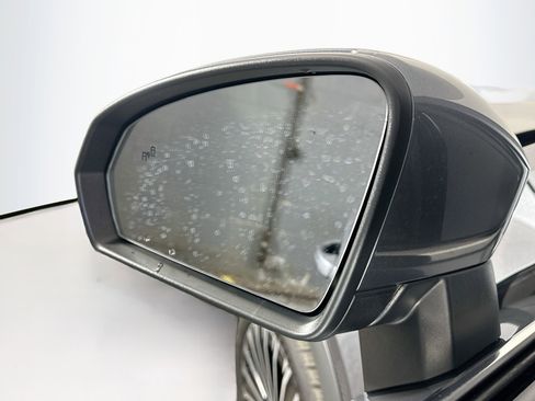 Used 2025 Volkswagen Taos SE FWD image 16