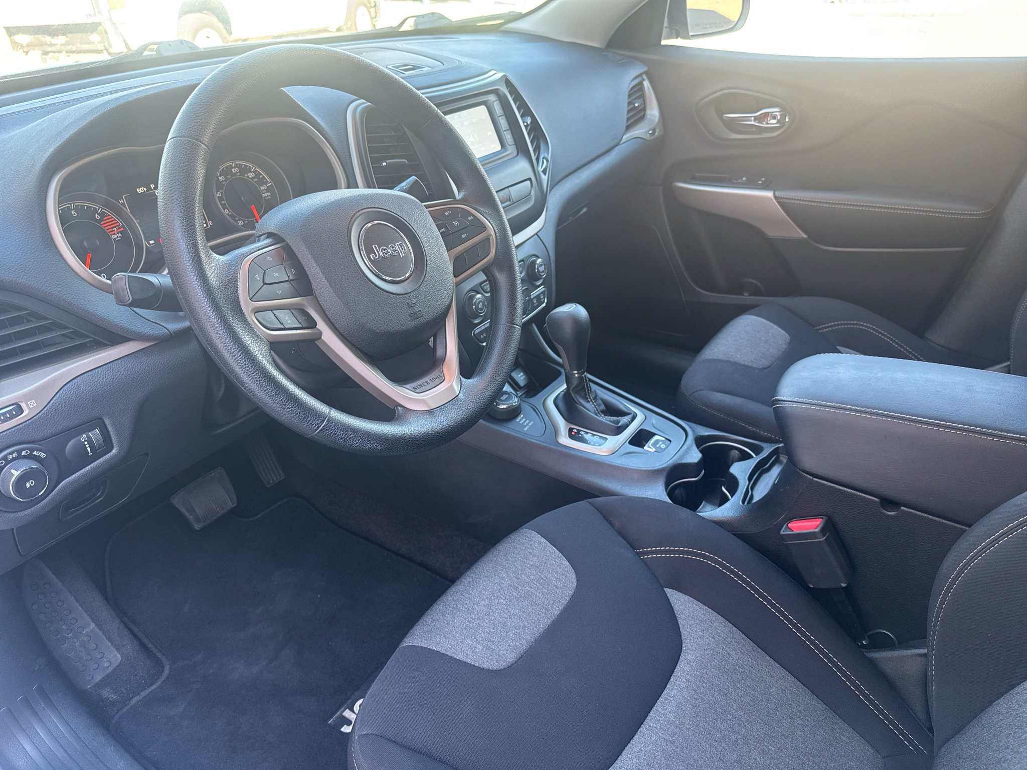 Used 2018 Jeep Cherokee Latitude w/ Safety Group AWD/4WD image 26