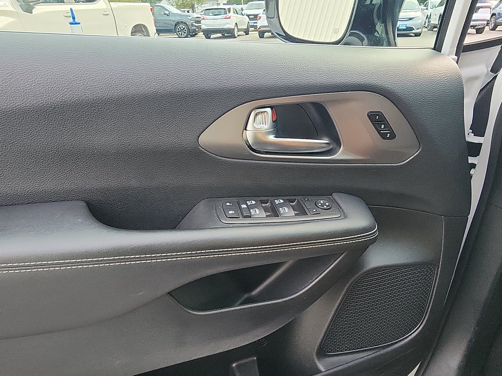 Used 2025 Chrysler Pacifica Select FWD image 18