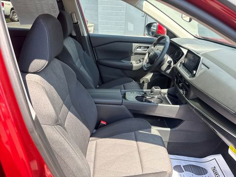 Used 2025 Nissan Rogue SV FWD image 31