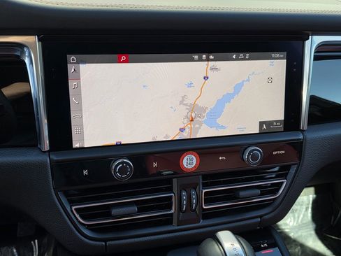 Used 2025 Porsche Macan image 28