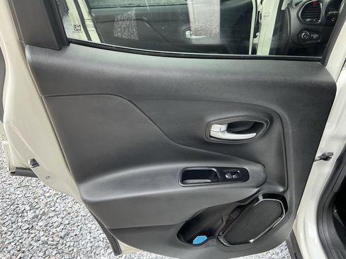 Used 2019 Jeep Renegade Altitude w/ Quick Order Package 2XM AWD/4WD image 18