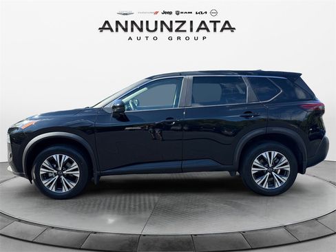 Used 2022 Nissan Rogue SV image 2