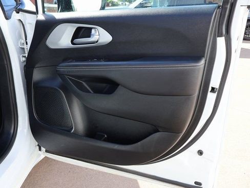 Used 2024 Chrysler Pacifica Limited FWD image 11