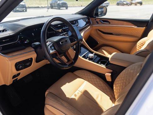 Used 2022 Jeep Grand Cherokee Summit AWD/4WD image 10