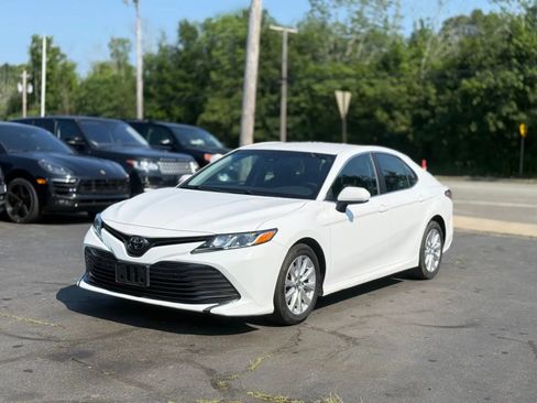 Used 2018 Toyota Camry LE FWD image 4