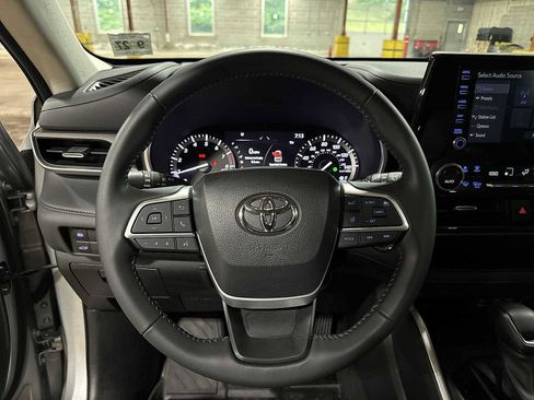 Used 2022 Toyota Highlander XLE AWD/4WD image 19