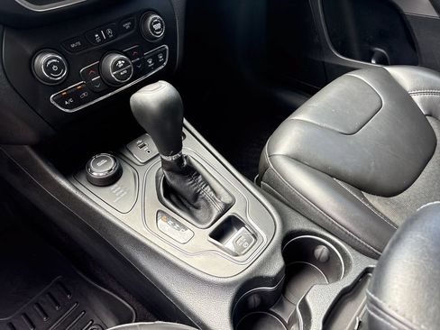 Used 2019 Jeep Cherokee Latitude Plus w/ Comfort/Convenience Group AWD/4WD image 28