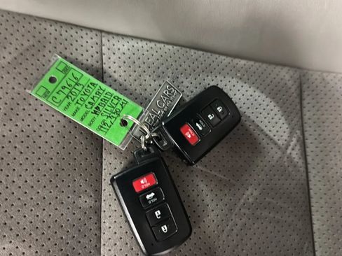 Used 2013 Toyota Camry XLE w/ Leather Pkg FWD image 25