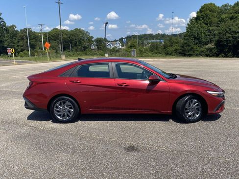 Used 2024 Hyundai Elantra SEL FWD image 8