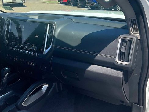 Used 2025 Nissan Frontier SV image 13