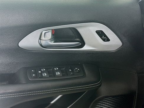 Used 2025 Chrysler Pacifica Limited image 24
