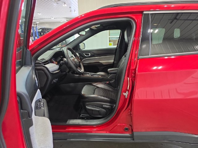 Used 2025 Jeep Compass Latitude AWD/4WD image 24