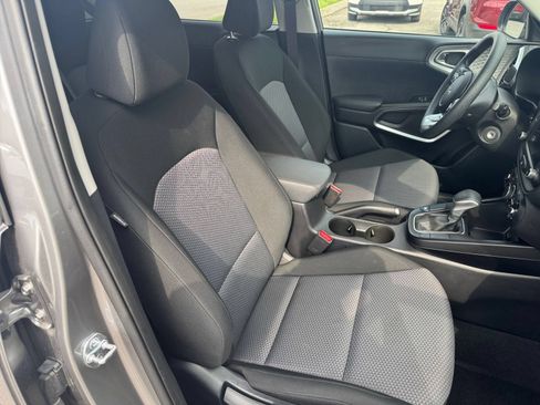 Used 2025 Kia Soul LX w/ LX Technology Package FWD image 29