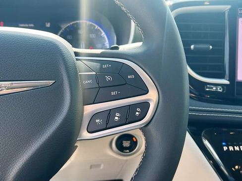 Used 2022 Chrysler Pacifica Touring-L FWD image 18